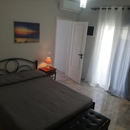 Anestis Studios Agios Georgios  Bilik gambar