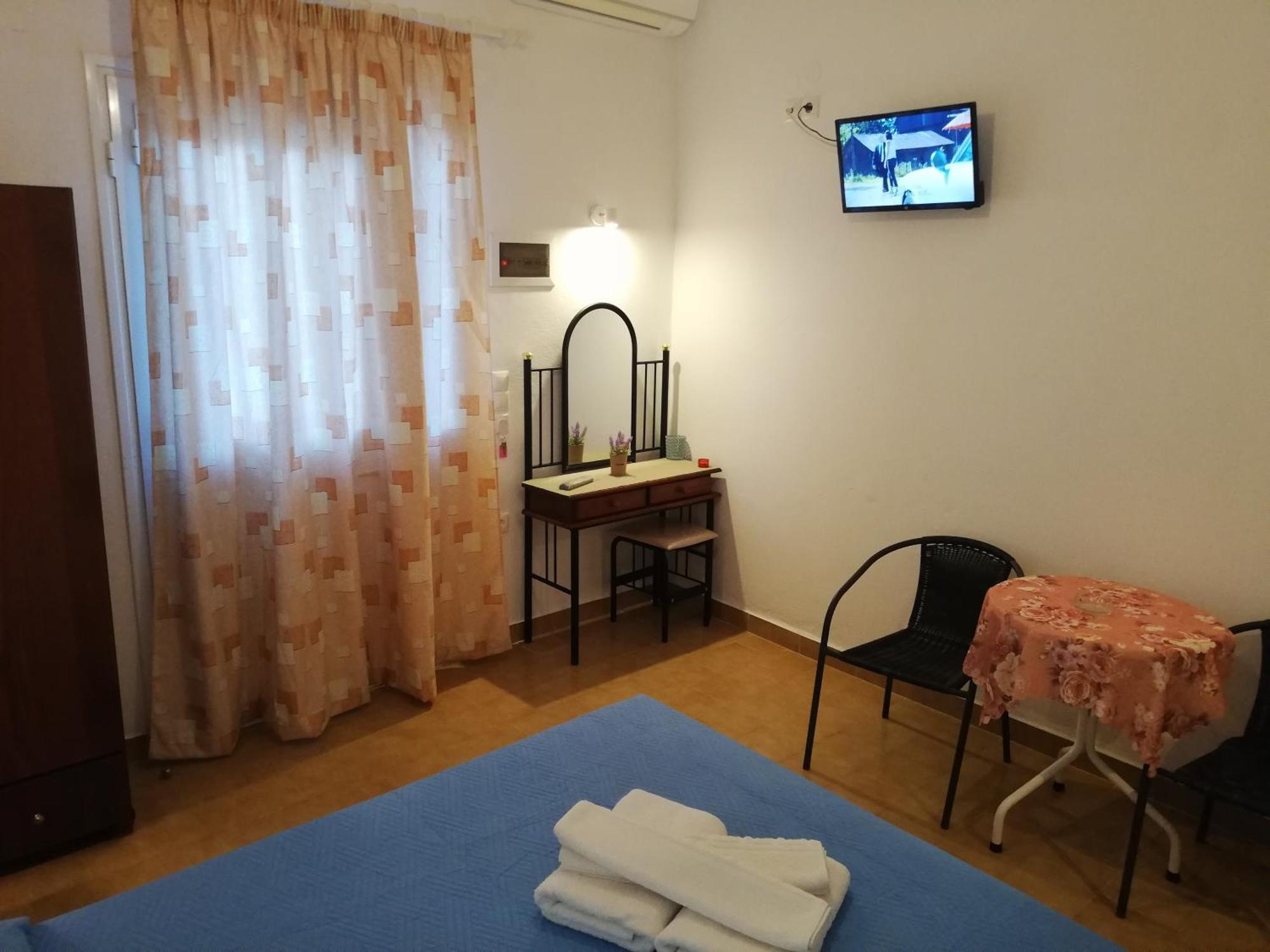Anestis Studios Agios Georgios  Bilik gambar